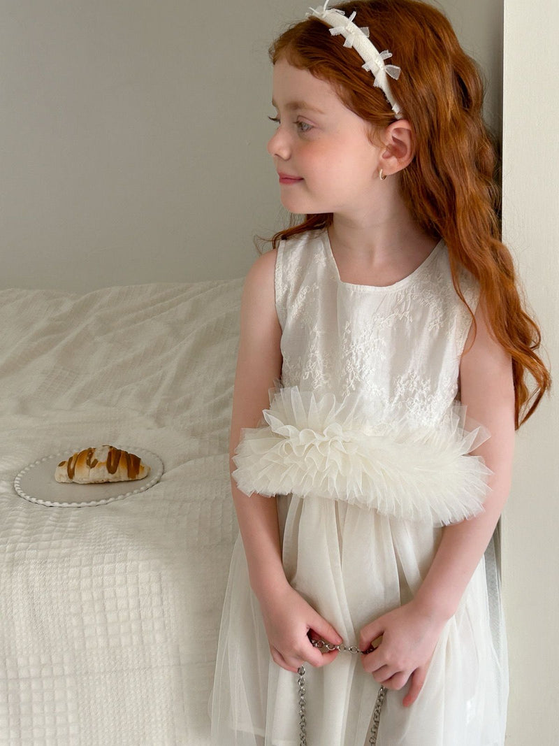 Vestido Infantil Bordado com Tule
