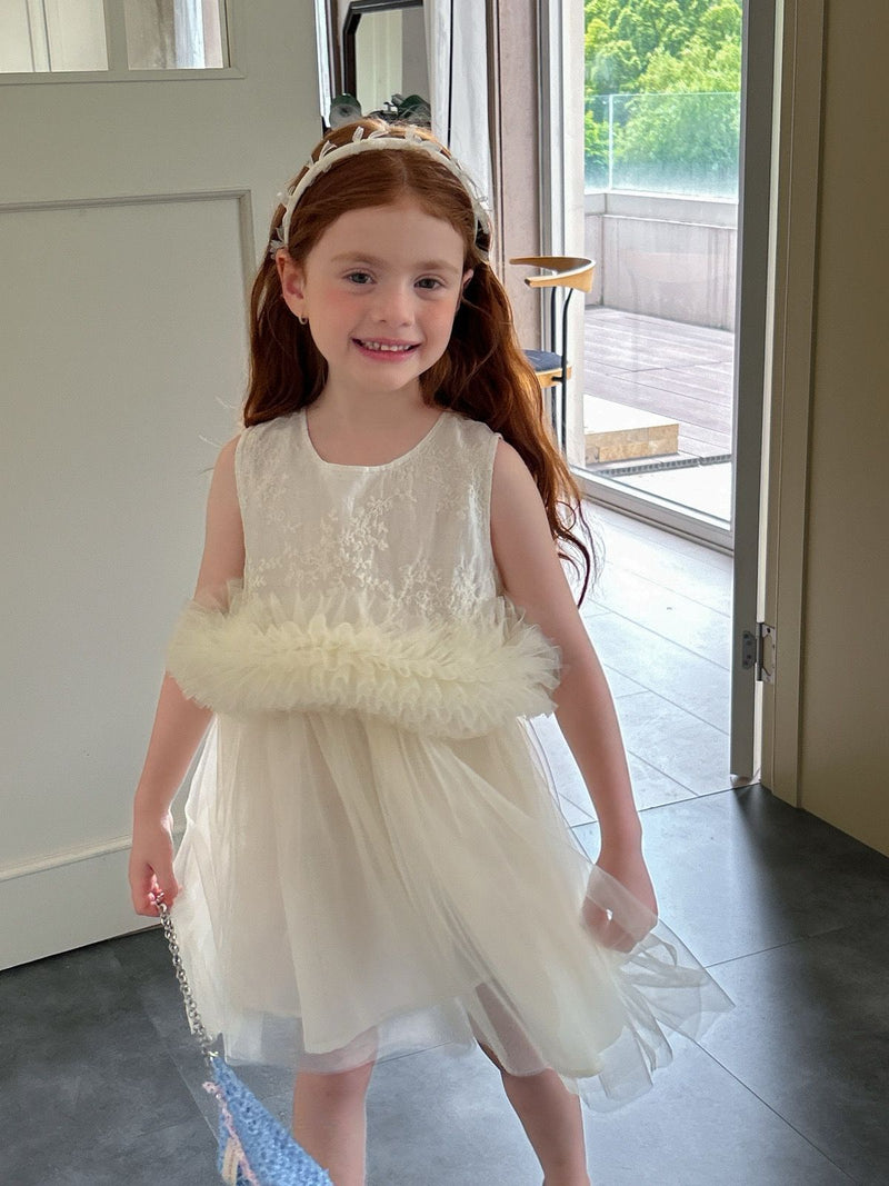 Vestido Infantil Bordado com Tule