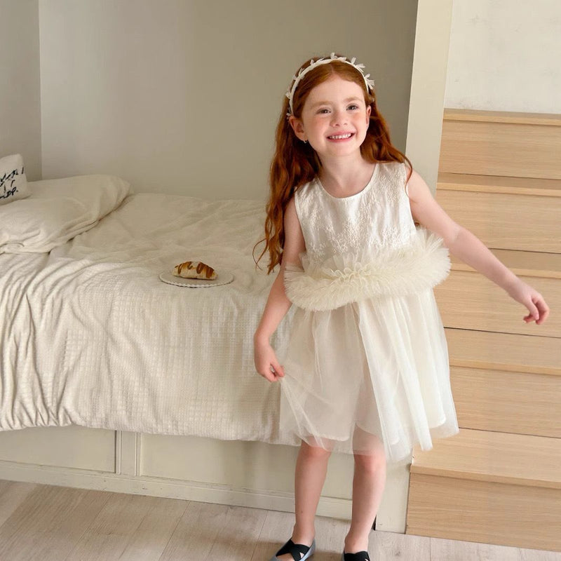 Vestido Infantil Bordado com Tule