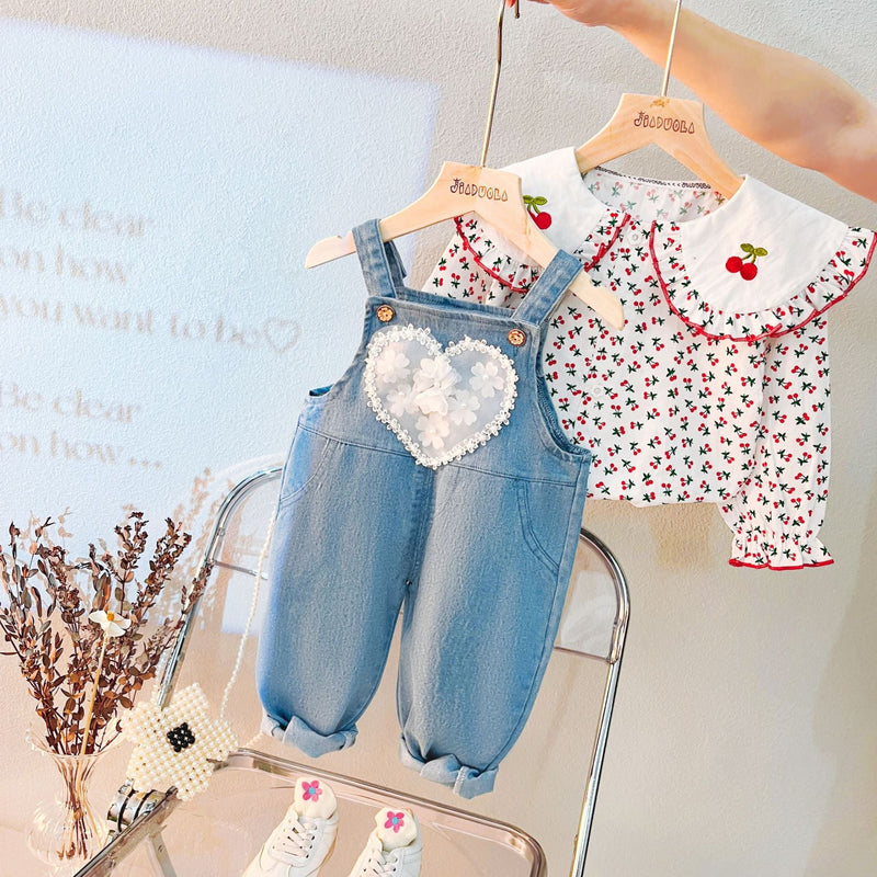 Conjunto Infantil Feminino Florzinhas e Jardineira Jeans