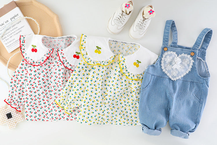 Conjunto Infantil Feminino Florzinhas e Jardineira Jeans