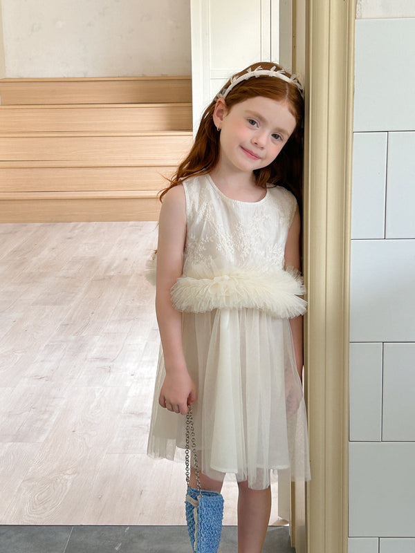 Vestido Infantil Bordado com Tule